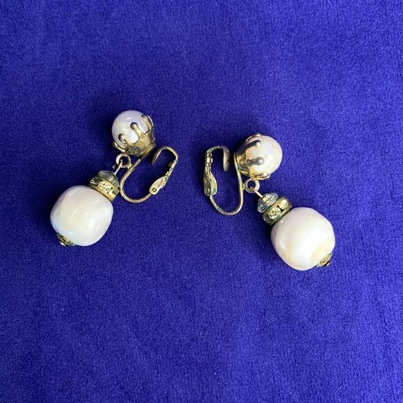 Unmarked Textured Faux Pearl Danglers, Vintage - Picture 6 of 7